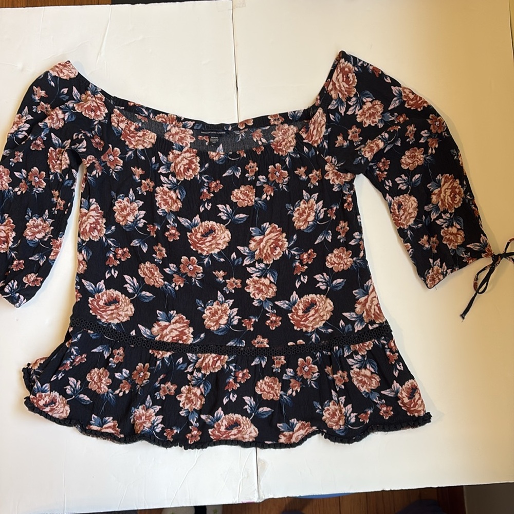 AMERICAN EAGLE FLORAL TOP MEDIUM